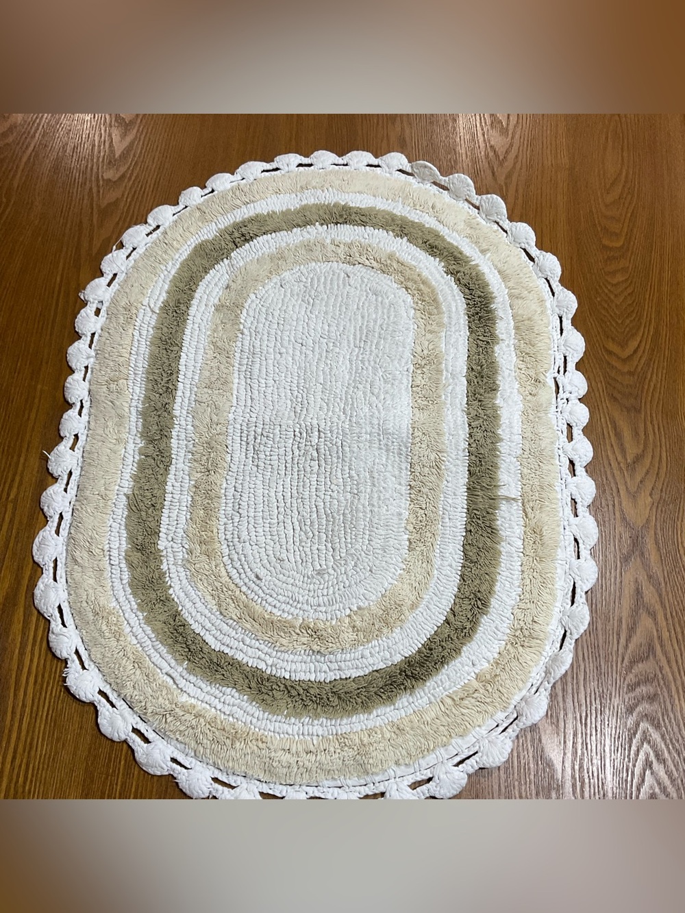 2 pc vintage Mid century Crochet Trim bathroom rug set
- Cream & White